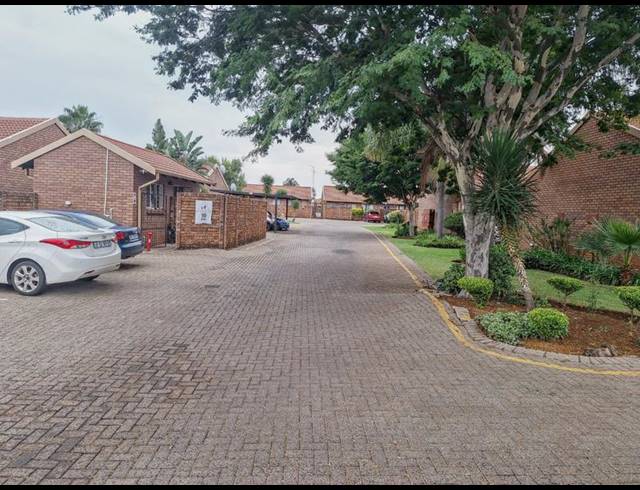2 BEDROOM TOWNHOUSE FOR SALE IN THE ORCHARDS